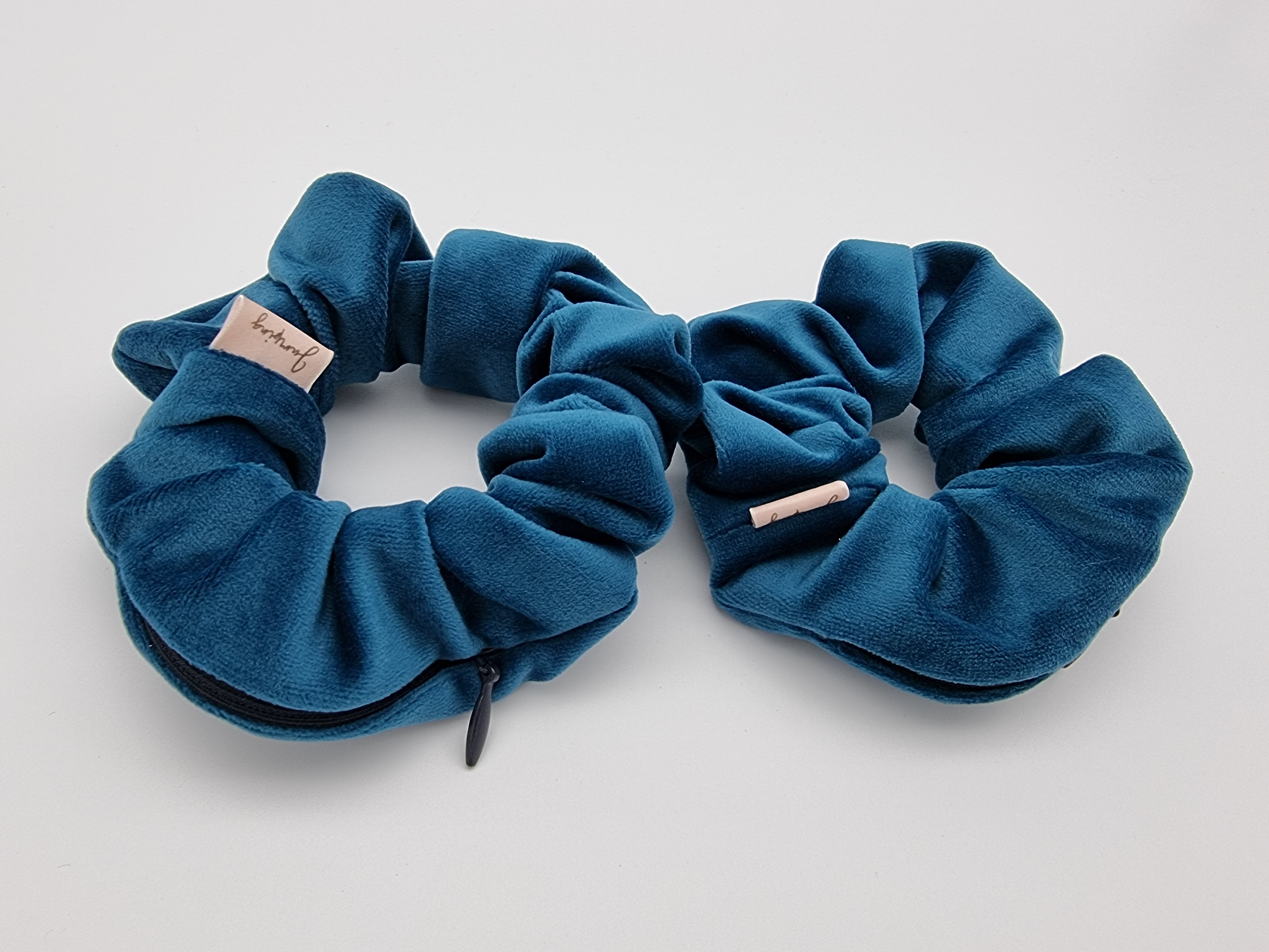 Pouch Scrunchie - Velvet peacock Blue