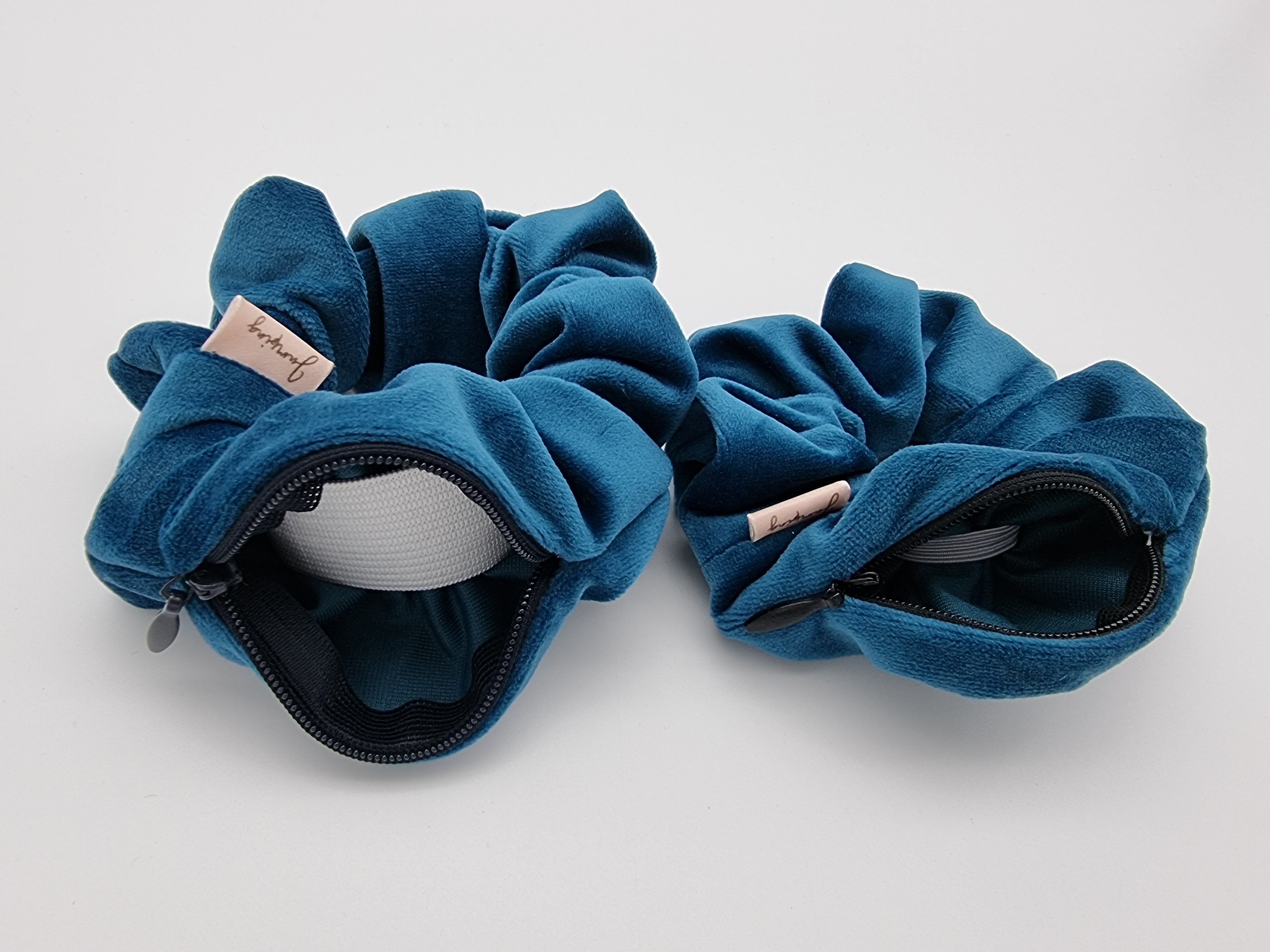 Pouch Scrunchie - Velvet peacock Blue